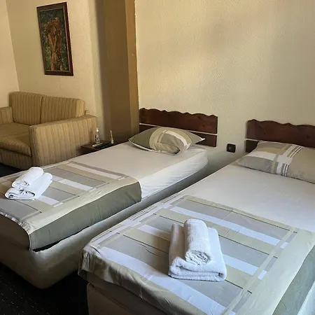 Vel House Albergue
