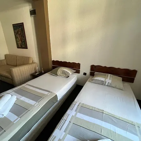 Hostel Vel House *